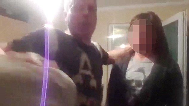 Dailymail scrie despre vasluianul care şi-a agresat copiii