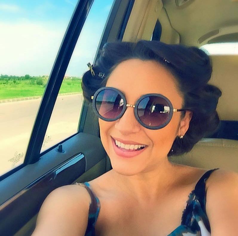 Nici nu zici ca e gravidă! Ce bine arată Andra în pantaloni scurţi