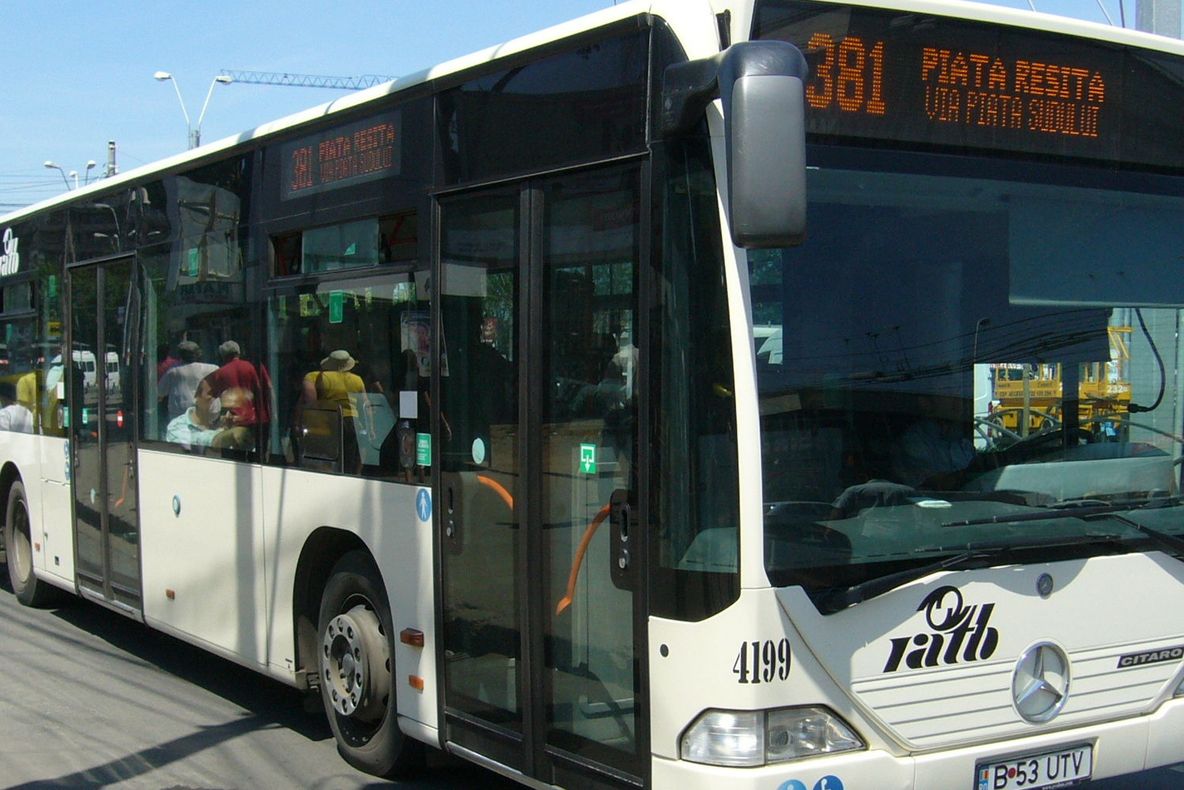 Nou incident şocant într-un autobuz din Bucureşti, filmat: cum s-a folosit un pensionar de un box