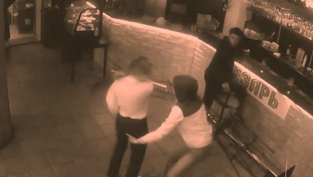 Cum reacționează o rusoaică atunci când un client vrea să îi ofere bacșișul în sutien. Filmul, viral