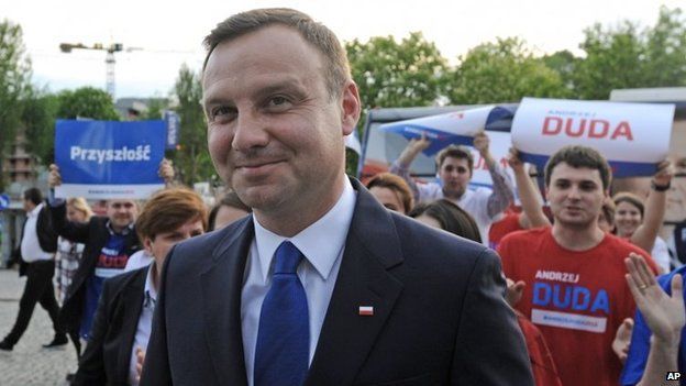 Noul preşedinte al Poloniei a împărţit pachete de cafea 