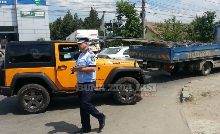 Accident cumplit la Bucium. Maşina, străpunsă de mai multe bare metalice