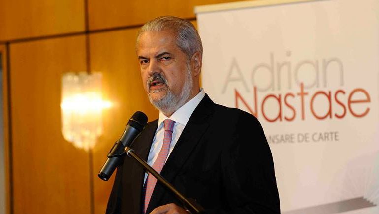 Adrian Năstase îi dă sfaturi lui Ponta: O discuţie între prim-ministru şi şefii de ziare ar fi utilă
