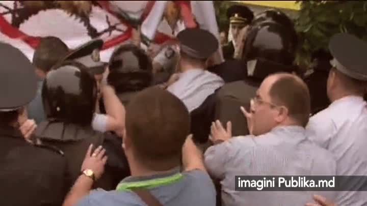 Pietre şi ouă la Marşul Gay de la Chişinău. Ambasadorul SUA, la un pas să fie lovit