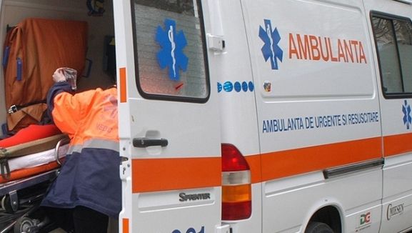 Copil de 7 ani, la spital după ce i-a căzut o canapea în cap 