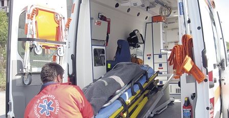 Accident înfiorător în Iaşi. În comă, după ce a intrat cu maşina într-un stâlp