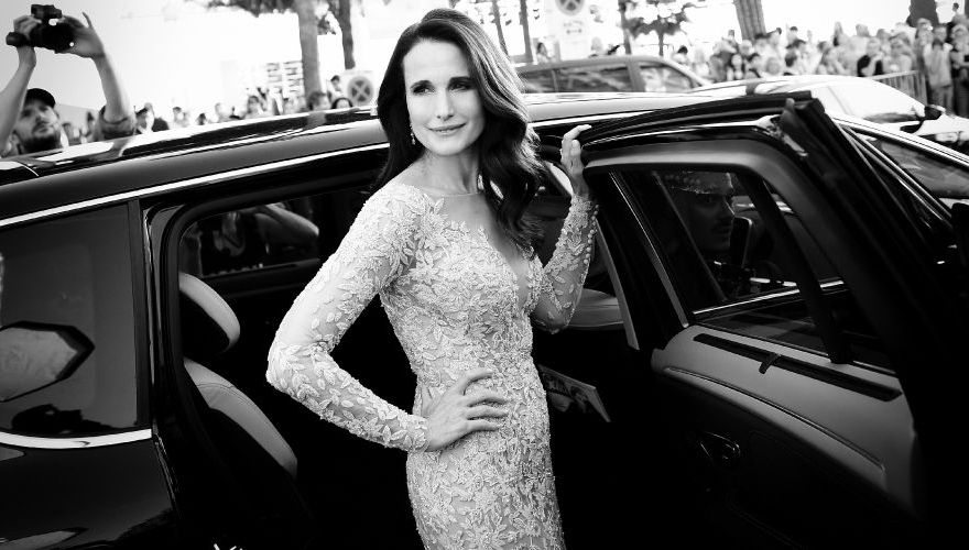 Actriței Andie MacDowell i s-a rupt rochia chiar înainte să pășească pe covorul roșu 