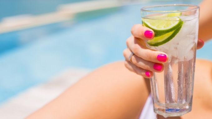 De ce nu este bine să bei apă cu gheață