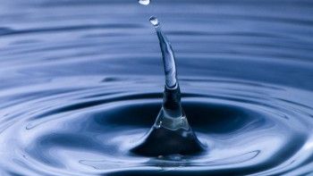 Cinci modalități simple să bei mai multă apă