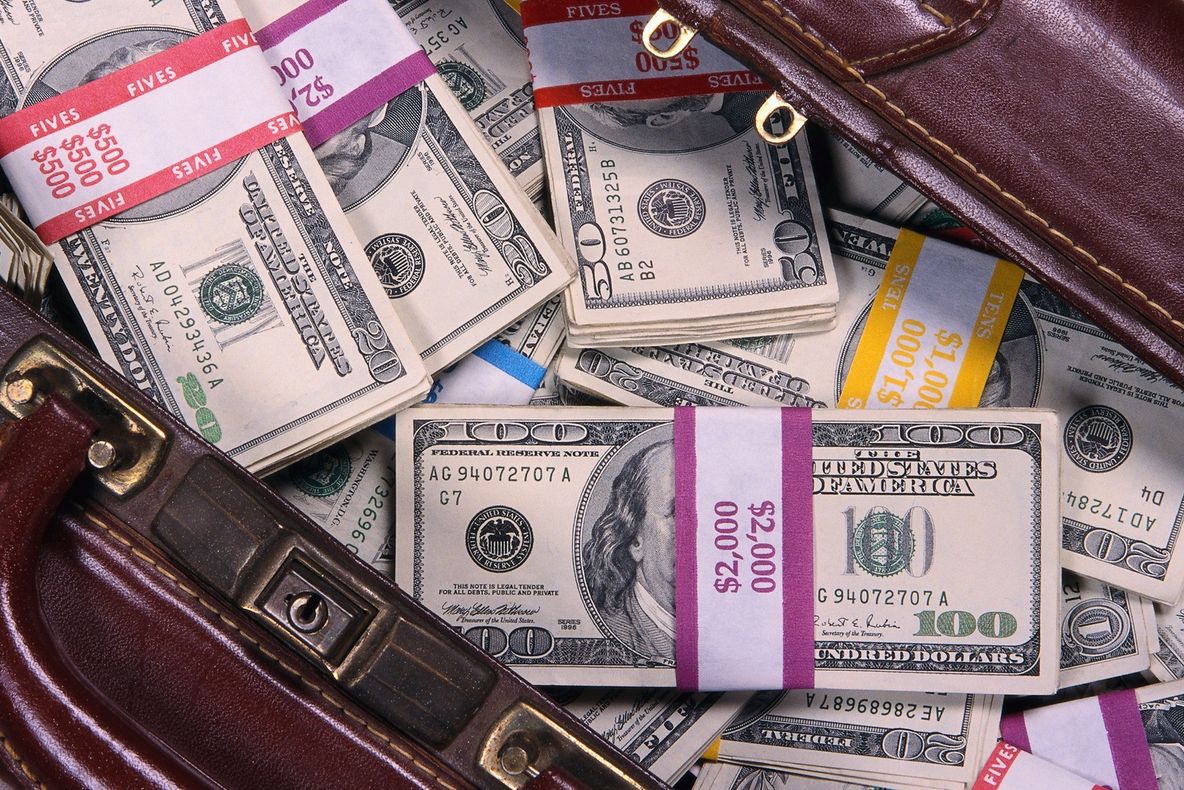 Cum se îmbogățesc românii deștepți stând în fața calculatorului