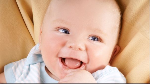 Râsetul acestui bebeluș te va molipsi cu siguranță. Imagini haioase 