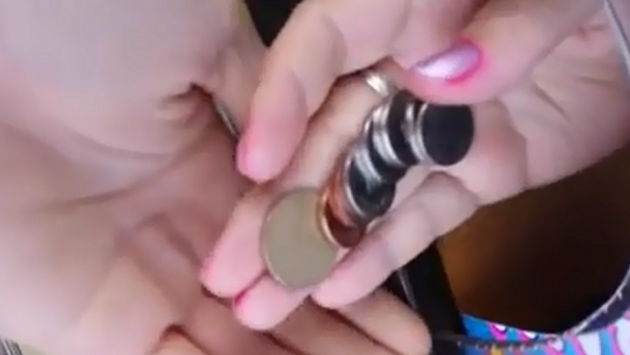 Mica escrocherie: casieriţă filmată în timp ce "palmează" restul clienţilor