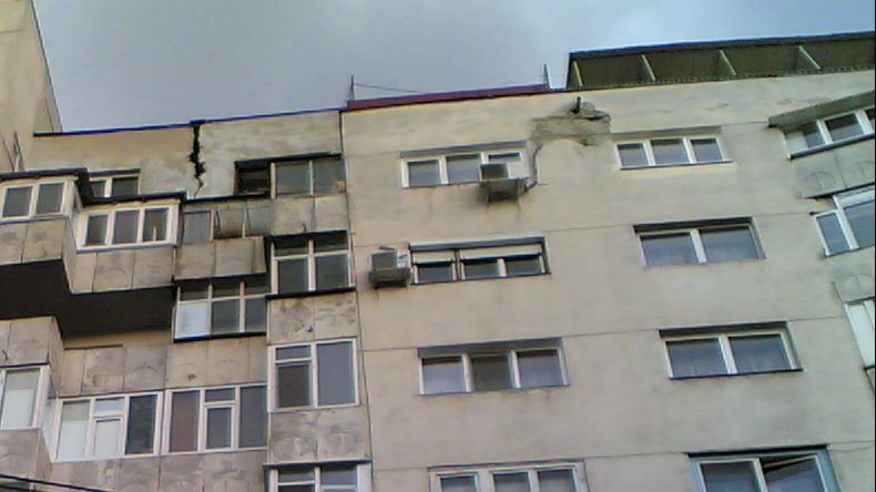 Femeia care a stat peste 35 de ore pe acoperișul unui bloc s-a aruncat în gol şi a murit