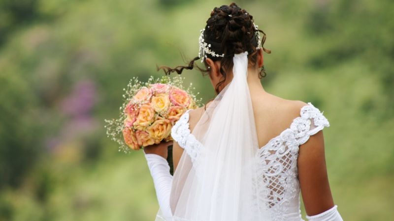 O mireasă îşi face curaj şi se aruncă în apă. Ce urmează e dramatic