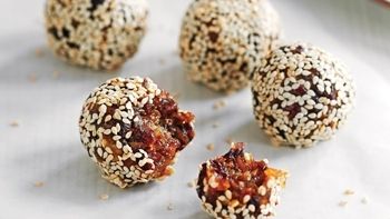 Reţetă delicioasă: Biluţe energizante cu fructe uscate