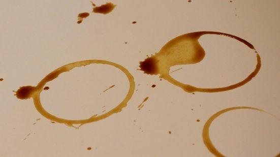 Cum să scapi de petele de cafea de pe mobilă