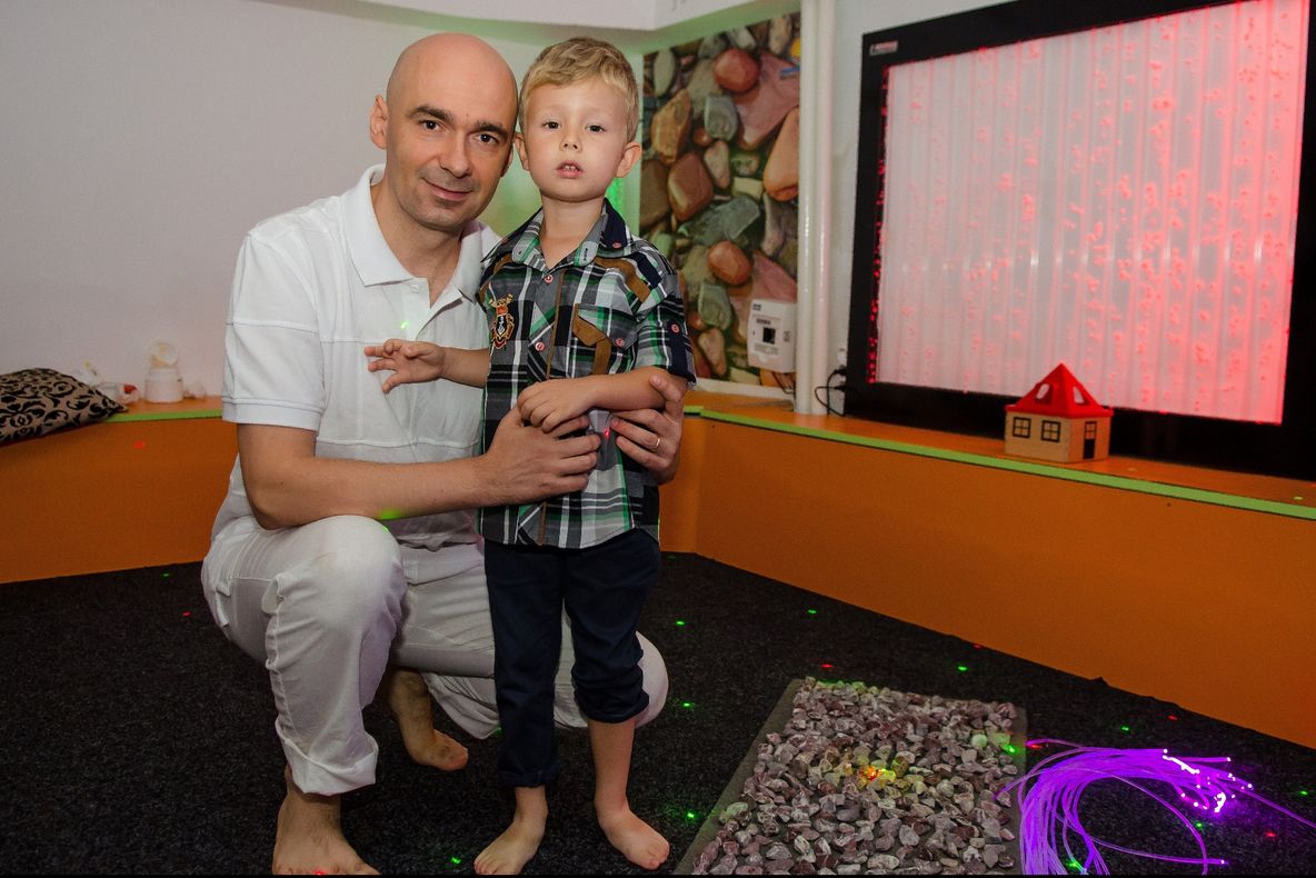 Psiholog român, nominalizat la premiile World Autism Festival pentru o terapie revoluționară