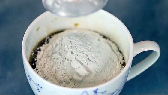 Ştiaţi ce se întâmplă dacă turnaţi făină în cafea şi introduceţi cana la microunde? Este uimitor