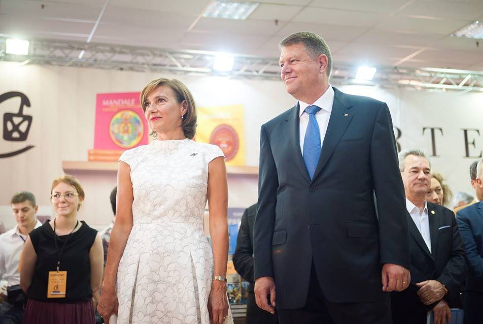 Ținuta lui Carmen Iohannis de la lansarea cărții președintelui: 3 300 de euro. Cine o îmbracă