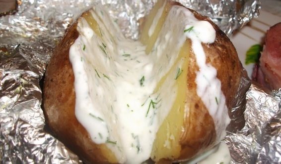 Cum să faci cartofi copţi în folie de aluminiu