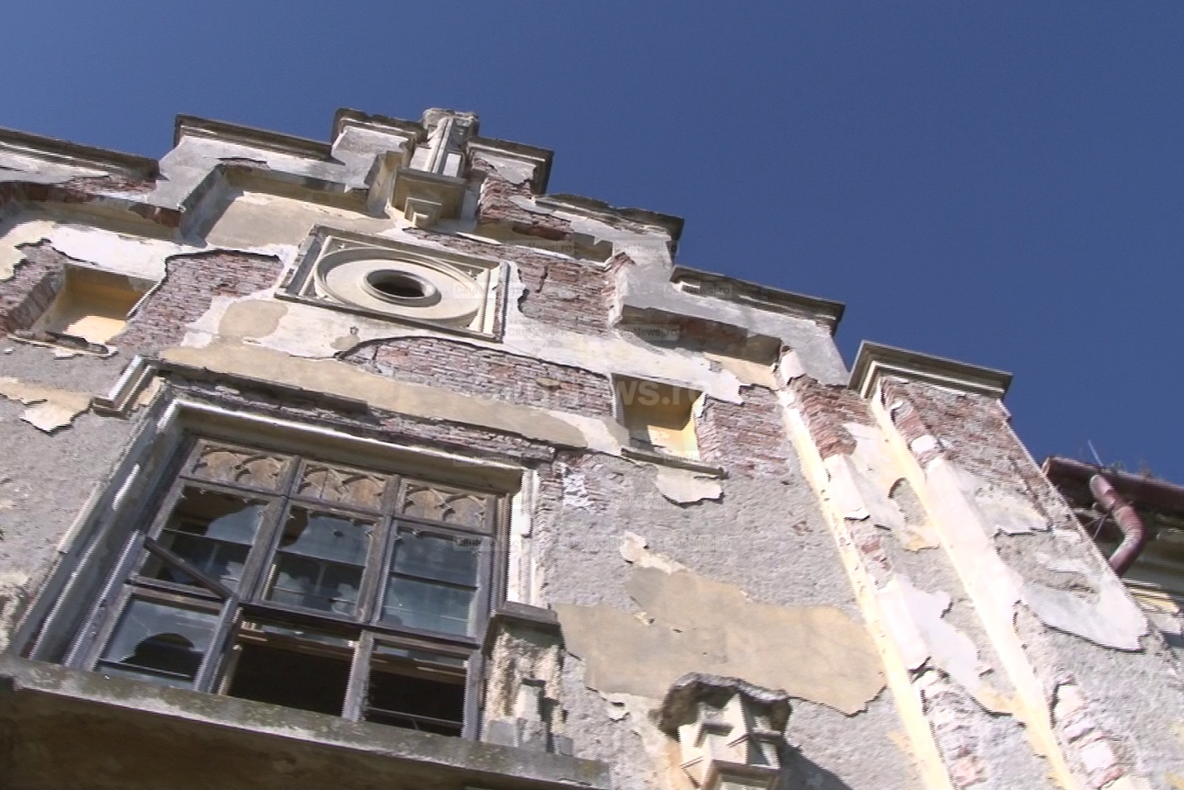 Castelul din inima Transilvaniei care a ajuns o ruină. "Fură orice pentru băutură"