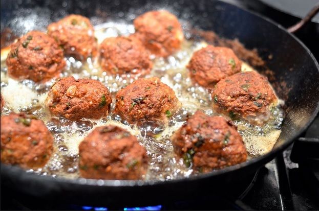 Cum să faci cele mai gustoase chifteluţe din carne. Tehnicile bucătarilor de top