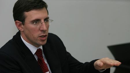 Bătăi la Primăria Chișinău. Dorin Chirtoacă, tras de urechi. VIDEO