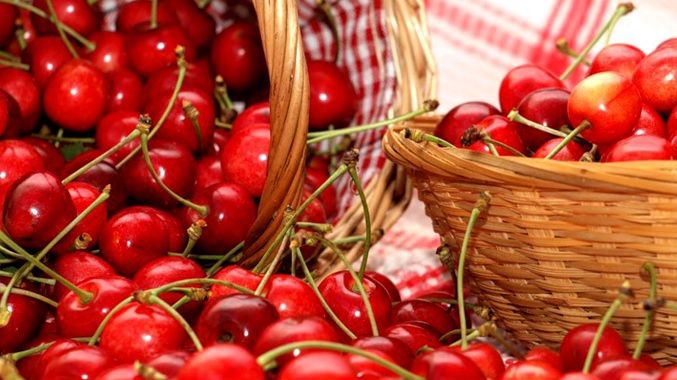De ce este bine să mâncăm cireşe seara, cu o oră înainte de somn. Efectele sunt miraculoase