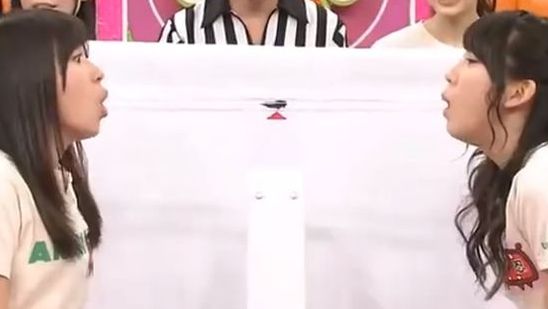 Cel mai dezgustător show TV. Ce fac cele două concurente în direct