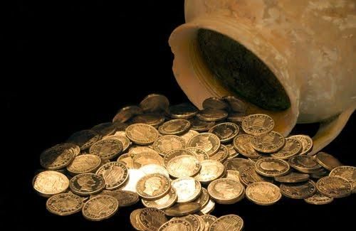 Un român a găsit o comoară de 500.000 euro şi a predat-o statului. Ce ţeapă i-a tras Guvernul