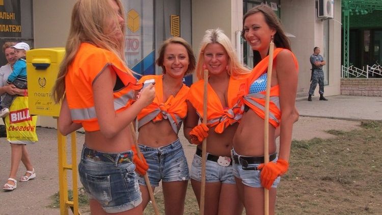 Măturătoarele sexy din Ucraina în ipostaze incredibile