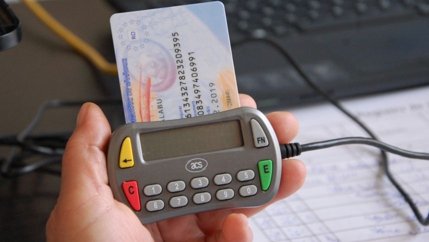 Cozi pentru cardul de sănătate. Preşedintele CNAS nu înţelege de ce mai vin oamenii după card