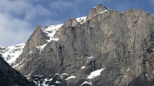 Zece turişti, rătăciţi pe platoul Bucegi în condiţii meteo dificile, salvaţi de salvamontişti