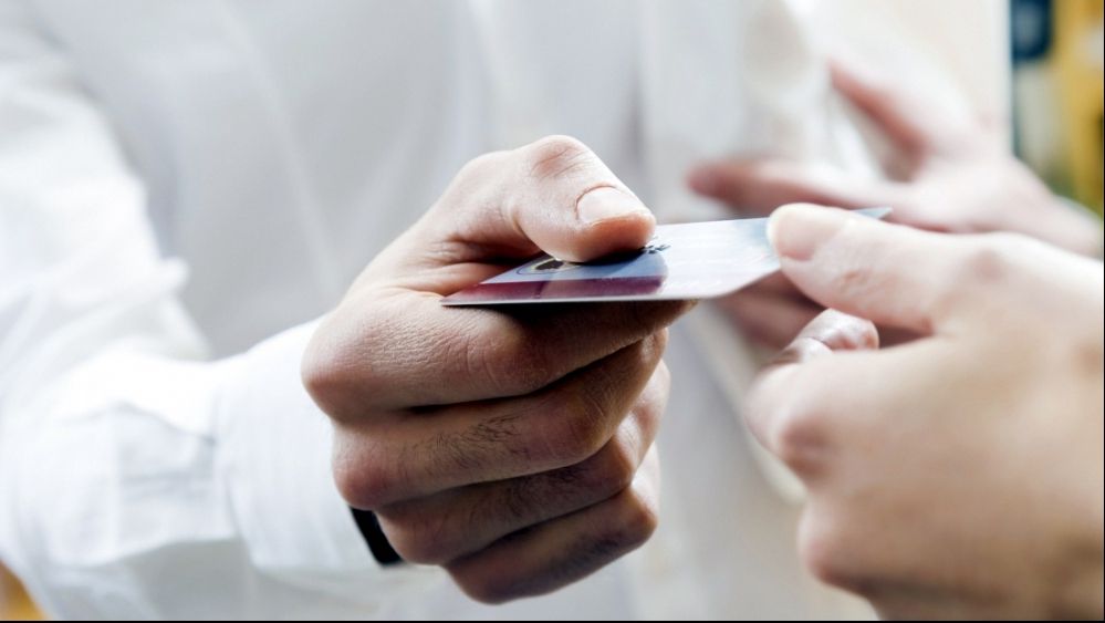 Guvernul vrea să lanseze „CV-ul pe card”. Ce spun specialiştii în recrutări