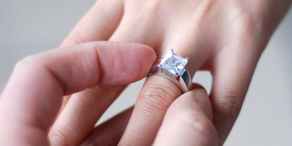 Cererea în căsătorie care a indignat toţi privitorii. Motivul pentru care toţi îl blamează pe bărbat