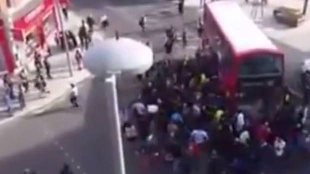 Momentul extraordinar când un autobuz a lovit un biciclist şi o mulţime s-a adunat pentru a-l salva