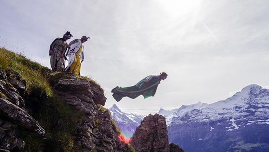 Moarte cruntă pentru o legendă a sporturilor extreme. S-a izbit de stânci în timp ce "zbura"