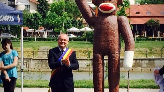 Emil Boc, poză cu maimuţa. Primarul Clujului a inaugurat noul monument din oraş