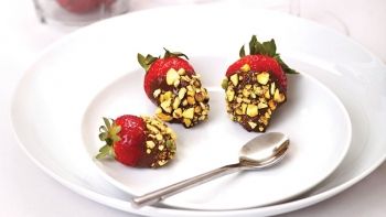 Cum să faci căpşuni îmbrăcate în ciocolată