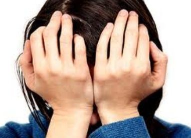 Protest extrem în centrul Capitalei. De peste 24 de ore, o femeie ameninţă că se aruncă de pe bloc