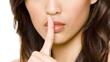 Imperfecţiunile tale care-l fac să te vrea. Ce-i face pe bărbaţi să te dorească