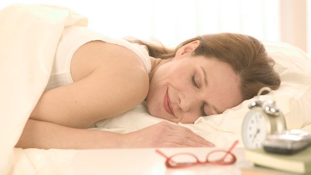 Nu poţi să rezişti unei prăjituri? Modul în care dormi este de vină