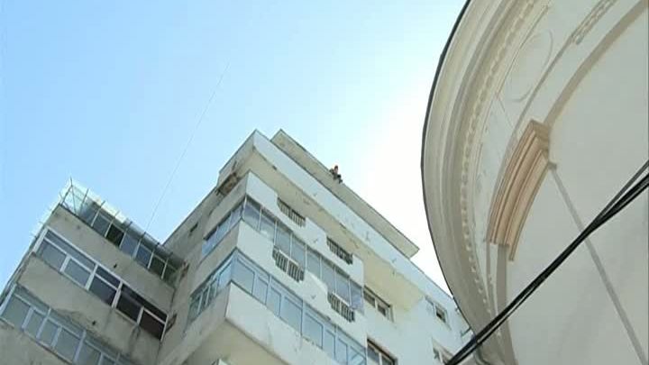 Anchetă după ce o femeie s-a aruncat în gol, în Capitală, după 36 de ore de negocieri