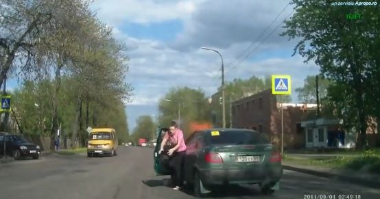 O femeie şi-a aprins o ţigară la volan. Ce a urmat este desprins din filmele horror