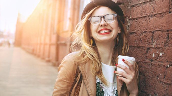 Cum să-ţi ascunzi firele albe cu cafea