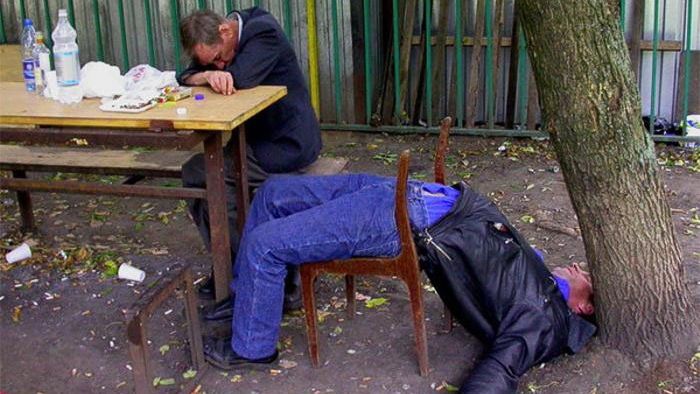 Bancul zilei: Vine soţul acasă beat. Soţia îl aşteaptă în prag cu o tigaie în mână