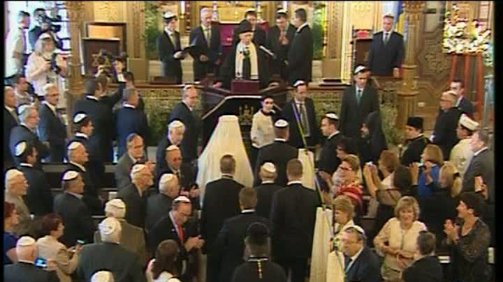 Gafe de protocol la Templul Coral: preşedintele Iohannis, deranjat. Ponta, cu capul descoperit