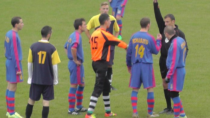 Se întâmplă în România. Arbitru lovit cu pumnul în figură pe teren