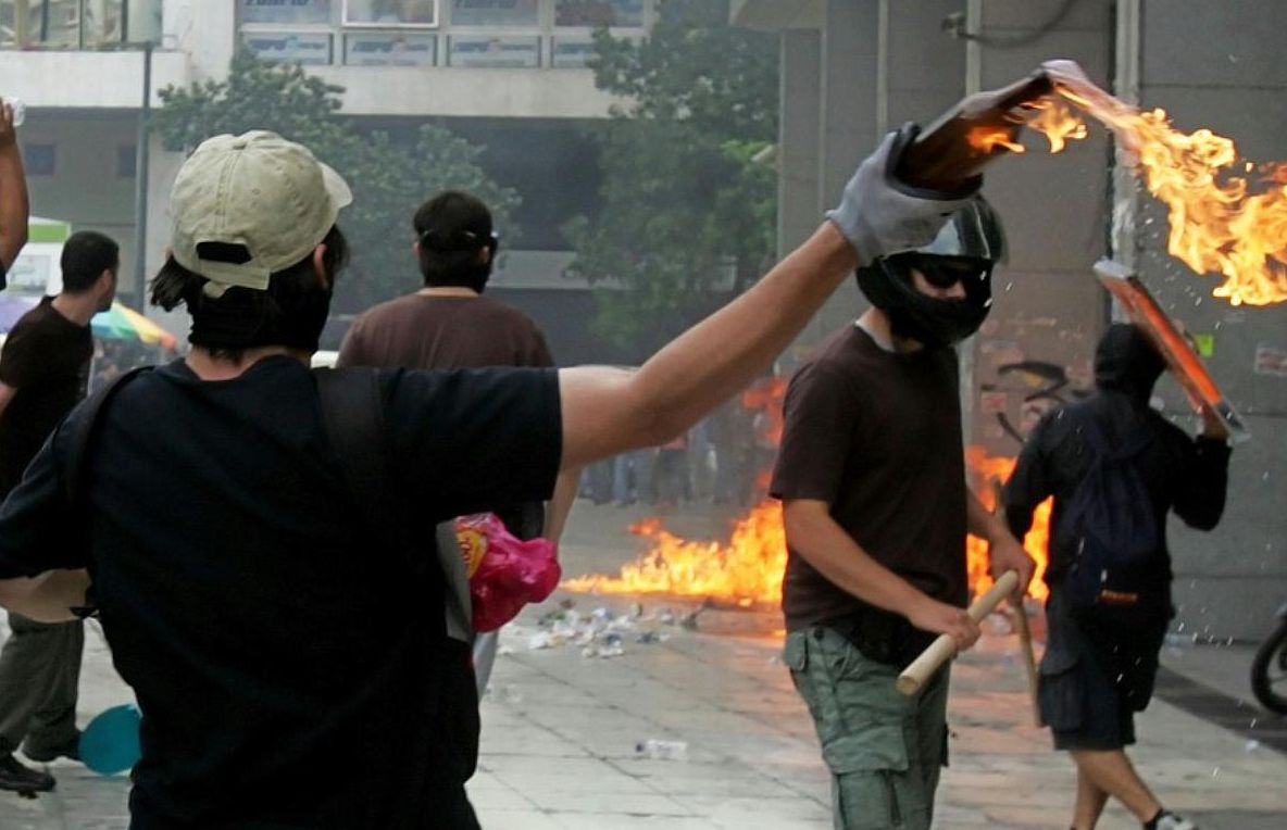 Grecia: Lupte de stradă între forţele de ordine şi protestatari antisistem