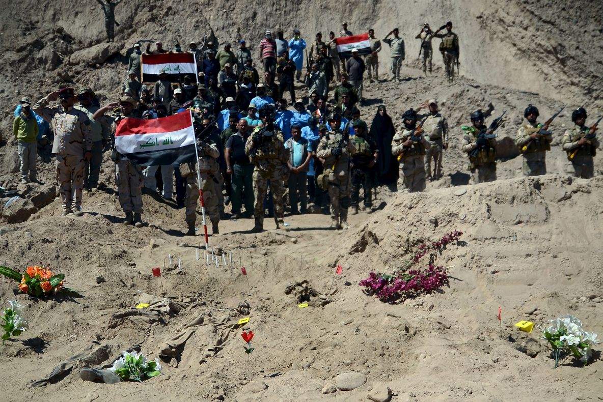 Irak: 470 de cadavre, exhumate din gropile comune din Tikrit